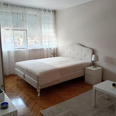 Red Square Apartment Pirot Zewnętrze zdjęcie
