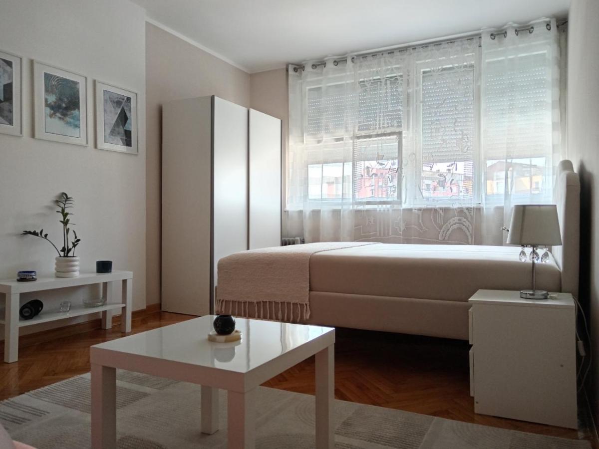 Red Square Apartment Pirot Zewnętrze zdjęcie